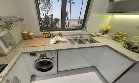 設有看海窗戶的廚房